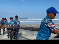 Aksi Cinta Pantai, Semangat Hari Bumi dan 40 Tahun Pengabdian Lanal Bengkulu
