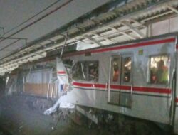 Tabrakan Maut Kereta Api di Stasiun Bekasi Timur ; KRL dan KAb Argo Bromo Anggrek Tabrak KRL dari Arah Belakang